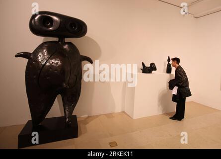 Bildnummer : 55266301 Datum : 15.04.2011 Copyright : imago/Xinhua (110415) -- PARIS, 15 avril 2011 (Xinhua) -- Un visiteur voit une sculpture du peintre, sculpteur, céramiste et maître du surréalisme espagnol Joan Miro lors de l'exposition Miro, le sculpteur au Musée Maillol à Paris, France, le 15 avril 2011. L’exposition, qui se déroule du 16 mars au 31 juillet, rassemble 99 sculptures, 22 céramiques et 20 œuvres en papier de Miro. (Xinhua/Gao Jing) FRANCE-PARIS-MIRO-EXHIBITION PUBLICATIONxNOTxINxCHN Kultur Ausstellung kbdig xng 2011 quer o0 Kunstausstellung, Skulptur 55266301 Date 15 04 2011 copie Banque D'Images