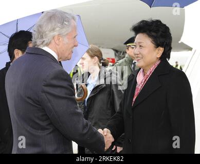 Bildnummer : 55267713 Datum : 16.04.2011 Copyright : imago/Xinhua (110416) -- PORTLAND, 16 avril 2011 (Xinhua) -- le conseiller d'État chinois Liu Yandong(R) est accueilli par John Kitzhaber, gouverneur de l'État de l'Oregon à l'aéroport de Portland, aux États-Unis, le 15 avril 2011. (Xinhua/Qi Heng) U.S.-PORTLAND-CHINA-LIU YANDONG-VISIT PUBLICATIONxNOTxINxCHN People Politik kbdig xmk xo0x 2011 quer Bildnummer 55267713 Date 16 04 2011 Copyright Imago XINHUA Portland avril 16 2011 XINHUA conseillers d'État chinois Liu Yandong r EST ACCUEILLI par John Gouverneur de l'État de l'Oregon À l'aéroport de Portland le Banque D'Images