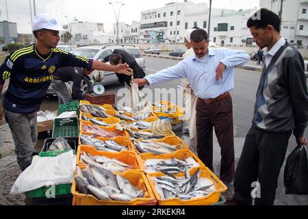 Bildnummer : 55271208 Datum : 18.04.2011 Copyright : imago/Xinhua (110418) -- TRIPOLI, 18 avril 2011 (Xinhua) -- un homme achète du poisson sur un marché de Tripoli, Libye, 18 avril 2011. Dimanche, les forces dirigeantes libyennes ont poursuivi leurs bombardements sur les rebelles dans plusieurs villes, dont la ville orientale d'Ajdabiyah et la ville occidentale de Misrata. (Xinhua/Hamza Turkia) (lmz) LIBYA-TRIPOLI-DAILY LIFE PUBLICATIONxNOTxINxCHN Gesellschaft kbdig xub 2011 quer o0 Markt, Fisch, Fischmarkt, Einzelhandel, Wirtschaft // Misurata Misuratah Bildnummer 55271208 Date 18 04 2011 Copyright o XINHUA Tripoli Banque D'Images