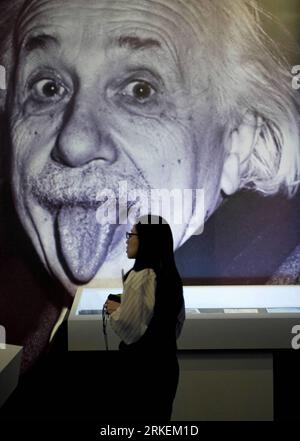 Bildnummer : 55271247 Datum : 18.04.2011 Copyright : imago/Xinhua (110418) -- HONG KONG, 18 avril 2011 (Xinhua) -- Une femme marche près d'un portrait d'Albert Einstein lors d'une exposition spéciale de lui au Hong Kong Science Museum à Hong Kong, Chine du Sud, 18 avril 2011. L exposition a révélé la vie du scientifique en présentant plus de 200 expositions, documents textuels, photos et films documentaires. (Xinhua/lui Siu Wai) (cxy) CHINA-HONG KONG-ALBERT EINSTEIN-EXHIBITION (CN) PUBLICATIONxNOTxINxCHN Kultur Forschung Wissenschaft Hongkong Ausstellung xo0x kbdig xub 2011 hoch premiumd Bildnummer 55271247 Date Banque D'Images