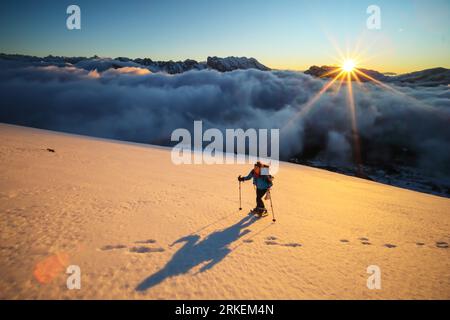 FRANCE. HAUTES-ALPES (05). MASSIF DU DEVOLUY : LEVER DE SOLEIL SUR NEIGE SUR LES PENTES DE TETE D'ORIOL (2334M). Banque D'Images