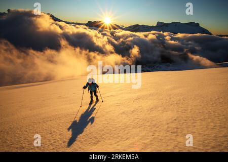 FRANCE. HAUTES-ALPES (05). MASSIF DU DEVOLUY : LEVER DE SOLEIL SUR NEIGE SUR LES PENTES DE TETE D'ORIOL (2334M). Banque D'Images