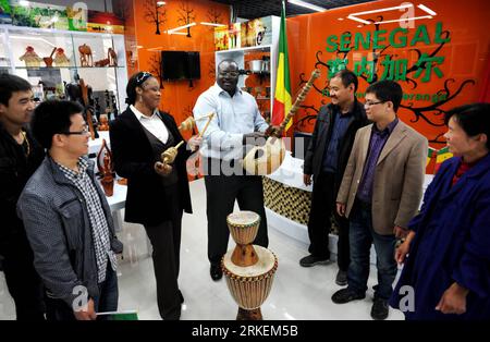 Bildnummer : 55271327 Datum : 18.04.2011 Copyright : imago/Xinhua (110418) -- YIWU, 18 avril 2011 (Xinhua) -- les commerçants sénégalais jouent des instruments de musique locaux pour attirer les consommateurs dans la salle de marchandises importées de la ville de commerce international de Yiwu dans la ville de Yiwu, province de Zhejiang dans l'est de la Chine, 18 avril 2011. Le marché nouvellement construit a ouvert lundi, vendant plus de 27 000 produits de 55 pays et régions. (Xinhua/Zhang Jiancheng) (yrz) CHINE-ZHEJIANG-YIWU-NOUVEAU PRODUIT IMPORTÉ HALL-OPEN (CN) PUBLICATIONxNOTxINxCHN Wirtschaft Messe Gebrauchsartikel kbdig xub 2011 quer o0 Instrumente B Banque D'Images