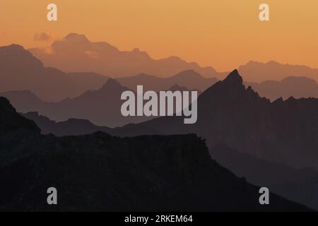 FRANCE. ISÈRE (38). PARC NATUREL DU QUEYRAS. BRIC BOUCHET (2998M) ET AUTRES CRÊTES AU LEVER DU SOLEIL Banque D'Images