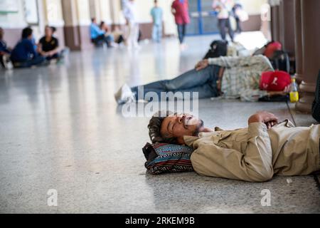 Bangkok, Bangkok, Thaïlande : une vue franche du hall d'entrée de la gare de Bangkok, montrant des sans-abri dormant sur le sol. Banque D'Images