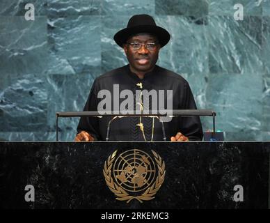 Bildnummer : 55272719 Datum : 24.09.2010 Copyright : imago/Xinhua (110418) -- NEW YORK, 18 avril (Xinhua) -- photo prise le 24 septembre 2010 montre le président nigérian Jonathan prononçant un discours lors de la 65e conférence de l'Assemblée générale des Nations Unies à New York, aux États-Unis. Goodluck Jonathan, du Parti démocratique (PDP) au pouvoir, remporte l'élection présidentielle nigériane, a annoncé lundi la Commission électorale nationale indépendante (INEC). (Xinhua/Shen Hong) NIGERIA-ÉLECTION PRÉSIDENTIELLE-JONATHAN PUBLICATIONxNOTxINxCHN Politik People kbdig xub 2010 quer premiumd Aufmacher Bildnummer Banque D'Images