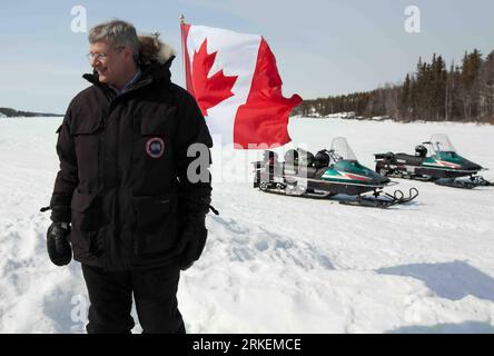 Bildnummer : 55272735 référence : 18.04.2011 Copyright : imago/Xinhua (110419) -- OTTAWA, le 19 avril 2011 (Xinhua) -- le Premier ministre du Canada et chef du Parti conservateur Stephen Harper se tient près des motoneiges à Yellowknife, Canada, le 18 avril 2011. Harper est en voyage de campagne pour la 41e élection fédérale le 2 mai. (Xinhua/Parti conservateur du Canada) (jl) CANADA-NORTHWEST-ELECTION-HARPER-CAMPAIGN PUBLICATIONxNOTxINxCHN Politik People Wahl Wahlkampf Präsidentschaftswahl kbdig xub 2011 quer premiumd o0 Schneemobil Bildnummer 55272735 Date 18 04 2011 Copyright Imago XINHUA Ottawa avril 1 Banque D'Images