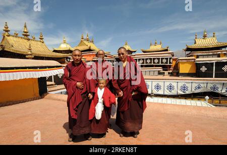 Bildnummer : 55277599 Datum : 18.04.2011 Copyright : imago/Xinhua (110420) -- LHASSA, 20 avril 2011 (Xinhua) -- le sixième Bouddha vivant Dezhub (C, Front), accompagné de son entourage, se dresse au sommet du palais du Potala à Lhassa, dans la région autonome du Tibet du sud-ouest de la Chine, 18 avril 2011. Le jeune Bouddha vivant a terminé une visite de six jours, la première de ce genre depuis son intronisation en août, 2010x, à Lhassa où se trouvent de nombreux lamaseries et lieux historiques bien connus mercredi. (Xinhua/Chogo) (ljh) CHINE-LHASSA-6E BOUDDHA VIVANT DEZHUB-VISITE DU MONASTÈRE (CN) PUBLICATIONxNOTxINxCHN personnes GES Banque D'Images