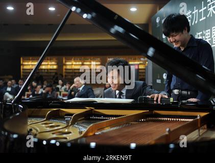 Bildnummer : 55277607 Datum : 20.04.2011 Copyright : imago/Xinhua (110420) -- BEIJING, 20 avril 2011 (Xinhua) -- le pianiste chinois Li Yundi (2e R) fait une démonstration au Centre national chinois des arts de la scène à Beijing, capitale de la Chine, le 20 avril 2011. Li Yundi est surtout connu pour être le premier pianiste chinois à remporter le Concours international de piano Frédéric Chopin en 2000, alors qu'il est âgé de 18 ans. (Xinhua/Luo Xiaoguang) (cxy) CHINA-BEIJING-PIANISTE-LI YUNDI-CLASS (CN) PUBLICATIONxNOTxINxCHN People Musik Kultur kbdig xsk 2011 quer Bildnummer Banque D'Images
