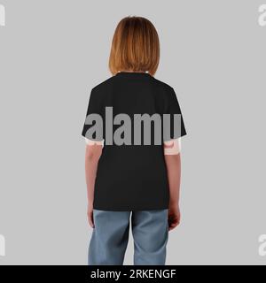 Maquette d'un t-shirt noir pour enfants sur une fille, vue arrière, isolé sur fond. Photographie de produit pour le commerce, publicité de magasin en ligne. Élégant Banque D'Images