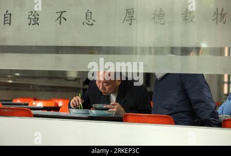 Bildnummer : 55281336 Datum : 21.04.2011 Copyright : imago/Xinhua (110421) -- PÉKIN, 21 avril 2011 (Xinhua) -- Li Wenchao, soixante-neuf ans, dîne dans une salle à manger de l'université de Tsinghua à Pékin, capitale de la Chine, le 21 avril 2011. Participant à l'examen d'entrée au collège et inscrit à l'Université normale du Guizhou à l'âge de 59 ans, Li Wenchao, un employé des chemins de fer à la retraite de Guiyang, a passé 9 ans à poursuivre son baccalauréat et a finalement obtenu le diplôme en novembre dernier. Pourtant, sa carrière d'étude de longue durée n'a montré aucun signe de freinage lorsqu'il est passé à l'audit pour Master c. Banque D'Images