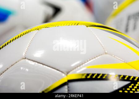 Ballon de football en cuir classique a marqué un but sur fond flou de stade Banque D'Images