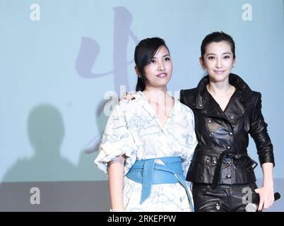 Bildnummer : 55284272 Datum : 23.04.2011 Copyright : imago/Xinhua (110423) -- PÉKIN, 23 avril 2011 (Xinhua) -- l'actrice Li Bingbing (à droite) et Chen Man sont vus lors d'une exposition photographique de Chen Man à Pékin, capitale de la Chine, le 23 avril 2011. Chen Man, photographe de mode chinoise de renom, a présenté des dizaines de ses œuvres lors de l’exposition. (Xinhua/Ren Zhenglai) (xzj) CHINA-BEIJING-CHEN MAN-PHOTOGRAPHY GALLERY (CN) PUBLICATIONxNOTxINxCHN People Kultur film kbdig xmk xo0x 2011 quer Bildnummer 55284272 Date 23 04 2011 Copyright Imago XINHUA Pékin avril 23 2011 l'actrice XINHUA quitte Bing Bin Banque D'Images