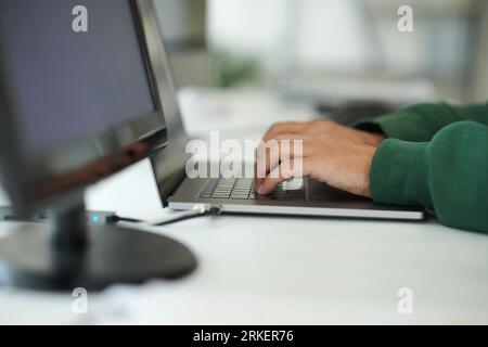Image rapprochée de programmeur travaillant sur ordinateur dans le bureau de la société informatique Banque D'Images
