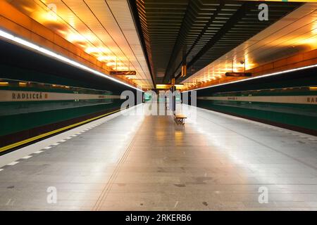 Prague, Tchéquie - juillet 7,2023 : le métro à la station de métro Radlicka sans personne. Banque D'Images