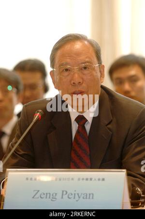 Bildnummer : 55286764 Datum : 25.04.2011 Copyright : imago/Xinhua (110425) -- HANGZHOU, 25 avril 2011 (Xinhua) -- l'ancien vice-premier ministre chinois Zeng Peiyan s'adresse à la sixième session du Forum trilatéral de l'Asie du Nord-est à Hangzhou, capitale de la province du Zhejiang, dans l'est de la Chine, le 25 avril 2011. Le forum, coparrainé par l Agence de presse chinoise Xinhua, le groupe d information japonais Nikkei et le principal quotidien de Corée du Sud, Joong-Ang Ilbo, cherche à renforcer les échanges non gouvernementaux entre les trois pays. L'événement annuel a lieu en alternance dans les trois pays depuis 2006. (Xinhua/Huang Zong Banque D'Images