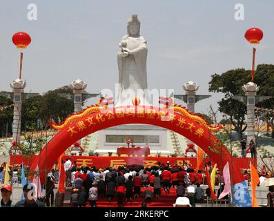 Bildnummer : 55286967 Datum : 25.04.2011 Copyright : imago/Xinhua (110425) -- RAOPING, 25 avril 2011 (Xinhua) -- des fidèles s'inclinent devant une statue de Matsu lors d'une commémoration dans le comté de Raoping, province du Guangdong, dans le sud de la Chine, le 25 avril 2011. Une variété d événements ont été organisés à travers le pays lundi pour commémorer le 1051e anniversaire de la naissance de Matsu. La déesse de la mer serait née le 23 mars sur le calendrier lunaire chinois, qui tombe le 25 avril de cette année. (Xinhua/Yu Xianmin) (ljh) CHINA-MATSU-REMEMORATION (CN) PUBLICATIONxNOTxINxCHN Gesellschaft Gedenken kbdig xsk 2011 Banque D'Images