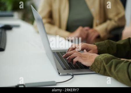Image rapprochée d'un développeur travaillant sur un ordinateur portable au bureau Banque D'Images