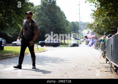 Atlanta, États-Unis. 24 août 2023. Un policier est vu à l'extérieur de la prison du comté de Fulton à Atlanta, Géorgie, États-Unis, le 24 août 2023. L'ancien président américain Donald Trump s'est rendu jeudi aux autorités d'Atlanta pour l'affaire d'ingérence électorale en Géorgie. Crédit : Matthew Pendry/Xinhua/Alamy Live News Banque D'Images