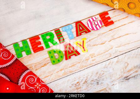 Journée du patrimoine Afrique du Sud, 24 septembre. Journée du patrimoine écrite en lettres colorées avec tissu imprimé sud-africain emblématique Banque D'Images