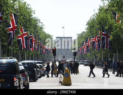 Bildnummer : 55295534 Datum : 27.04.2011 Copyright : imago/Xinhua (110428) -- LONDRES, 28 avril 2011 (Xinhua) -- drapeaux de l'Union Jack accrochés le long du Mall, une partie de la route royale des mariages, devant le palais de Buckingham à Londres, Grande-Bretagne, le 27 avril 2011. Les travaux de préparation se poursuivent alors que de plus en plus de touristes sont attirés à Londres pour assister au mariage du prince William et Kate Middleton, qui aura lieu à l'abbaye de Westminster le 29 avril. (Xinhua/Zeng Yi) UK-LONDON-ROYAL WEDDING-PREPARATION PUBLICATIONxNOTxINxCHN Entertainment Gesellschaft Kultur London People Adel GBR Königshaus Ho Banque D'Images