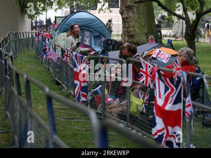 Bildnummer : 55300871 Datum : 28.04.2011 Copyright : imago/Xinhua (110428) -- LONDRES, 28 avril 2011 (Xinhua) -- campement de spectateurs de mariage royal le long de la route des mariages royaux dans le centre de Londres, Grande-Bretagne, 28 avril 2011. Des spectateurs du monde entier ont commencé à camper le long de la route quelques jours avant le mariage du prince William et de sa fiancée Kate Middleton, qui tombe le 29 avril, pour assurer leur place pour assister à l'événement. (Xinhua/Bimal Gautam) (zw) UK-LONDON-ROYAL WEDDING-SPECTATEURS PUBLICATIONxNOTxINxCHN Entertainment Gesellschaft London People Adel GBR Hochzeit Kate Catherine Middleton Prin Banque D'Images