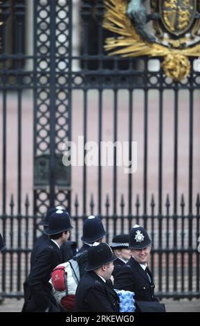 Bildnummer : 55301785 Datum : 29.04.2011 Copyright : imago/Xinhua (110429) -- LONDRES, 29 avril 2011 (Xinhua) -- des policiers passent devant le palais de Buckingham dans la capitale britannique Londres le 29 avril 2011. Le mariage royal du Prince William et Kate Middleton de Grande-Bretagne aura lieu vendredi à Londres. (Xinhua/Zeng Yi) (nxl) UK-LONDON-ROYAL WEDDING PUBLICATIONxNOTxINxCHN Entertainment Gesellschaft London People Adel GBR Hochzeit Königshaus Kate Catherine Middleton Prinz William Windsor kbdig xsk 2011 hoch o0 Polizei Polizisten Sicherheit Bildnummer 55301785 Date 29 04 2011 Copyright Imago XINH Banque D'Images