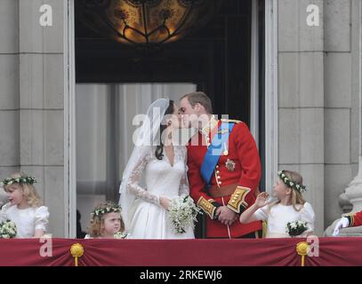 Bildnummer : 55302862 Datum : 29.04.2011 Copyright : imago/Xinhua (110429) -- LONDRES, 29 avril 2011 (Xinhua) -- le Prince William de Grande-Bretagne et son épouse Kate Middleton s'embrassent sur le balcon au Palais de Buckingham après leur mariage à l'abbaye de Westminster, à Londres, le 29 avril 2011. (Xinhua/Zeng Yi) (ybg) UK-LONDON-ROYAL WEDDING PUBLICATIONxNOTxINxCHN Entertainment Gesellschaft London People Adel GBR Königshaus Hochzeit Kate Catherine Middleton Prinz William Windsor kbdig xsp premiumd 2011 quer Highlight o0 Familie Frau Mann Ehefrau Ehemann Brautpaar Kuss Bilzeitskmer Balkon 5530 Banque D'Images