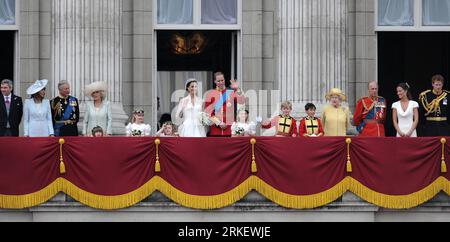 G-D : Michael et Carole Middleton, Prince Charles et Camilla, Prince William et son épouse Princesse Catherine, Reine Elisabeth II 4R, Prince Philip Mountbatten, Duc d'Édimbourg 3R, Philippa Pippa Middleton, Prince Harry et les enfants avant L-R Eliza Lopes, Louise Windsor, Grace van Cutsem, Margarita Armstrong-Jones, Tom Pettifer et William Lowther-Pinkerton sur le balcon du palais de Buckingham Xinhua/Zeng Yi ybg UK-LONDON-ROYAL MARIAGE PUBLICATIONxNOTxINxCHN Banque D'Images