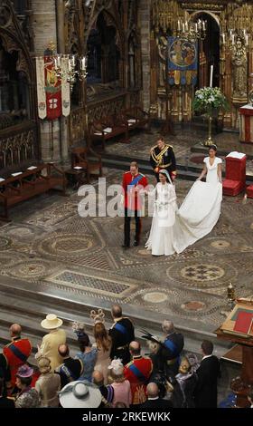 (110429) -- LONDRES, 29 avril 2011 (Xinhua) -- le Prince William de Grande-Bretagne et son épouse Kate Middleton sont vus à la cérémonie de mariage à l'abbaye de Westminster à Londres, le 29 avril 2011. (Xinhua) (ybg) MARIAGE UK-LONDON-ROYAL - PRESS ASSOCIATION photo. Le crédit photo doit se lire comme suit : Kirsty Wigglesworth/PA Wire PUBLICATIONxNOTxINxCHN 110429 Londres avril 29 2011 XINHUA Grande-Bretagne S Prince William et sa mariée Kate Middleton sont des lacs À la cérémonie de mariage À l'abbaye de Westminster à Londres LE 29 2011 avril XINHUA ybg Royaume-Uni London Royal Wedding Press Association photo crédit devrait lire Kirsty Wiggles Banque D'Images