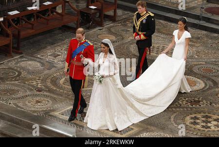 110429 -- LONDRES, le 29 avril 2011 Xinhua -- le Prince William de Grande-Bretagne et son épouse Kate Middleton, suivis du Prince Harry de Grande-Bretagne et de la Maid of Honour Philipa Middleton, sont vus à la cérémonie de mariage à l'abbaye de Westminster à Londres, le 29 avril 2011. MARIAGE Xinhua ybg UK-LONDRES-ROYAL - PRESSE ASSOCIATION photo. Le crédit photo devrait se lire comme suit : Kirsty Wigglesworth/PA Wire PUBLICATIONxNOTxINxCHN Banque D'Images