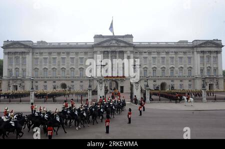 Bildnummer : 55302855 Datum : 29.04.2011 Copyright : imago/Xinhua (110429) -- LONDRES, 29 avril 2011 (Xinhua) -- la reine Elizabeth et le duc d'Édimbourg se rendent au palais de Buckingham après le mariage du prince William et Kate Middleton à Londres le 29 avril 2011. (Xinhua/Zeng Yi) (ybg) UK-LONDON-ROYAL WEDDING PUBLICATIONxNOTxINxCHN Entertainment Gesellschaft London People Adel GBR Königshaus Hochzeit Kate Catherine Middleton Prinz William Windsor kbdig xsp premiumd 2011 quer o0 Kutsche totale Gebäude Einfahrt Ankunft Bildnummer 55302855 Date 29 04 2011 Copyright Banque D'Images