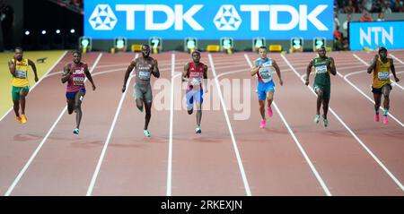 Budapest, Hongrie. 24 août 2023. Les athlètes concourent lors de la demi-finale du 200m masculin des Championnats du monde d'athlétisme Budapest 2023 à Budapest, Hongrie, le 24 août 2023. Crédit : Li Ying/Xinhua/Alamy Live News Banque D'Images