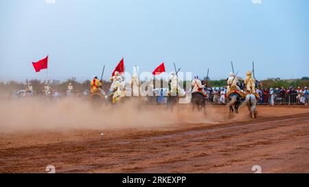 Essaouira, Maroc - 13 août 2023 : les Equestriens participent à un événement de déguisement traditionnel nommé Tbourida vêtus d'un marocain traditionnel Banque D'Images