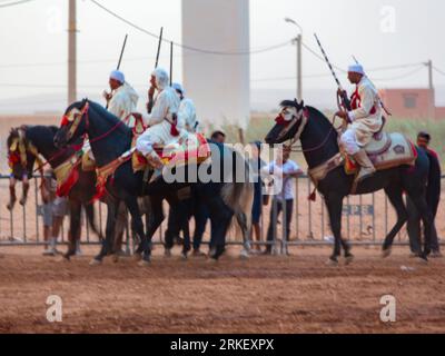 Essaouira, Maroc - 13 août 2023 : les Equestriens participent à un événement de déguisement traditionnel nommé Tbourida vêtus d'un marocain traditionnel Banque D'Images