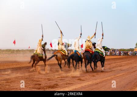 Essaouira, Maroc - 13 août 2023 : les Equestriens participent à un événement de déguisement traditionnel nommé Tbourida vêtus d'un marocain traditionnel Banque D'Images