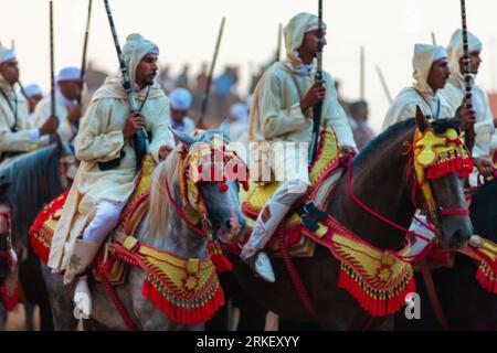 Essaouira, Maroc - 13 août 2023 : les Equestriens participent à un événement de déguisement traditionnel nommé Tbourida vêtus d'un marocain traditionnel Banque D'Images