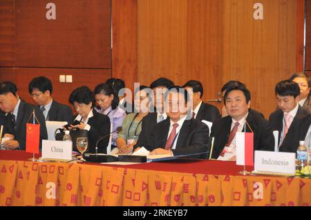 Bildnummer : 55314871 Datum : 04.05.2011 Copyright : imago/Xinhua (110504) -- HANOI, 4 mai 2011 (Xinhua) -- le vice-ministre chinois des Finances Li Yong (C, Front) assiste à la 14e réunion des ministres des Finances de l'ASEAN+3 à Hanoi, Vietnam, le 4 mai 2011. Des représentants ministériels de l'Association des nations de l'Asie du Sud-est (ANASE), ainsi que de la Chine, du Japon et de la Corée du Sud ont participé à la réunion. (Xinhua/Li Qing) (zx) VIETNAM-RÉUNION DES MINISTRES DES FINANCES-ASEAN+3 PUBLICATIONxNOTxINxCHN People Politik kbdig xkg 2011 quer Bildnummer 55314871 Date 04 05 2011 Copyright Imago XINHUA Hanoi Mai 4 2011 XINHUA député chinois Banque D'Images