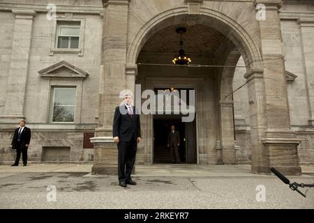 Bildnummer : 55316855 référence : 04.05.2011 Copyright : imago/Xinhua (110504) -- OTTAWA, le 4 mai 2011 (Xinhua) -- le Premier ministre du Canada, Stephen Harper, se rend à Rideau Hall, Ottawa, Ontario, Canada, le 4 mai 2011. Une victoire du Parti conservateur du Canada dirigé par le premier ministre Stephen Harper aux élections générales de lundi permettra au parti de former un gouvernement majoritaire, le premier en sept ans au Canada. (Xinhua/Christopher Pike) (zhs) CANADA-OTTAWA-PM PUBLICATIONxNOTxINxCHN personnes Politik premiumd kbdig xkg 2011 quer Bildnummer 55316855 Date 04 05 2011 Copyright Imago XINHUA Ottawa mai 4 Banque D'Images