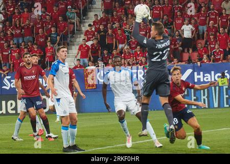 Pamplona, Espagne. 24 août 2023. Sport. Football/Soccer.Simon Mignolet (22. Club Brugge ) et Pablo Ibañez (19. CA Osasuna) lors du match de football de la première étape du match de qualification de l'UEFA Europa Conference League entre CA Osasuna et Club Brugge joué au stade El Sadar de Pampelune (Espagne) le 24 août 2023. Crédit : Inigo Alzugaray/CordonPress crédit : CORDON PRESS/Alamy Live News Banque D'Images