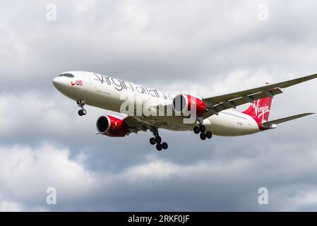 Virgin Atlantic Airways Airbus A330-941N avion de ligne à réaction G-VEII en finale pour atterrir à l'aéroport de Londres Heathrow, Royaume-Uni. Nommée Reine des cieux Banque D'Images