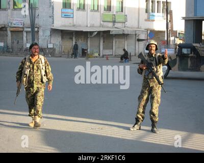 Bildnummer : 55324516 Datum : 08.05.2011 Copyright : imago/Xinhua (110507) -- KANDAHAR, 7 mai 2011 (Xinhua) -- des soldats afghans dressent la garde sur le site de l'attaque dans la province de Kandahar, dans le sud de l'Afghanistan, le 7 mai 2011. Les multiples attaques des talibans dans la province de Kandahar ont fait huit morts, dont six kamikazes, et en ont blessé 29 autres samedi, a déclaré le gouverneur de la province. (Xinhua/Ahmad) (wjd) AFGHANISTAN-KANDAHAR-ATTAQUES PUBLICATIONxNOTxINxCHN Gesellschaft Politik Militär Sicherheit Soldaten xo0x kbdig xub 2011 quer Bildnummer 55324516 Date 08 05 2011 Copyright Imago XINHUA Kandahar Mai 7 2011 X Banque D'Images