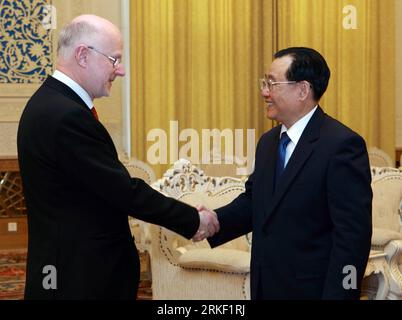 Bildnummer : 55325309 Datum : 08.05.2011 Copyright : imago/Xinhua (110508) -- PÉKIN, 8 mai 2011 (Xinhua) -- Wang Gang (à droite), vice-président du Comité national de la Conférence consultative politique du peuple chinois et président du Conseil économique et social chinois (CESC), serre la main du président du Comité économique et social européen (CESE), Staffan Nisson, à Pékin, capitale de la Chine, le 8 mai 2011. Le CESC élargira sa coopération avec le CESE, a déclaré Wang Gang dimanche. (Xinhua/LAN Hongguang) (cxy) CHINA-BEIJING-CESC-EESC (CN) PUBLICATIONxNOTxINxCHN Politik Peop Banque D'Images