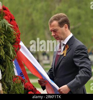 Bildnummer : 55325295 Datum : 08.05.2011 Copyright : imago/Xinhua (110508) -- MOSCOU, 8 mai 2011 (Xinhua) -- le président russe Dmitri Medvedev assiste à une cérémonie de dépôt de couronnes sur la tombe du Soldat inconnu à l'extérieur du Kremlin de Moscou, en Russie, le 8 mai 2011. Le président russe Dmitri Medvedev, le Premier ministre russe Vladimir Poutine, le président du Conseil de la Fédération de Russie Sergei Mironov, le président de la Douma d Etat russe Boris Gryzlov et d autres officiels et représentants d anciens combattants ont assisté à la cérémonie de dépôt de gerbe ici dimanche. (Xinhua/Liu Lihang) (lr) RUSSIE-MOSCOU-TOMBE DE L'INCONNU S. Banque D'Images