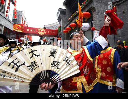 Bildnummer : 55325263 Datum : 08.05.2011 Copyright : imago/Xinhua (110508) -- PÉKIN, 8 mai 2011 (Xinhua) -- des artistes sont vus à Xianyukou, une rue commerciale à l'ancienne, dans le centre-ville de Pékin, en Chine, le 8 mai 2011. Le centre commercial folklorique personnalisé a officiellement rouvert au public dimanche. Il y a plus de 570 ans que Xianyukou a été formé dans la dynastie Ming (1368-1644), et il était autrefois une grande rue bien connue pour de nombreuses marques anciennes dans le domaine des restaurants, des détaillants, des théâtres, des bains, des salons de thé et des ateliers d'artisanat. En 2004, Xianyukou a été répertorié comme l'un des Banque D'Images