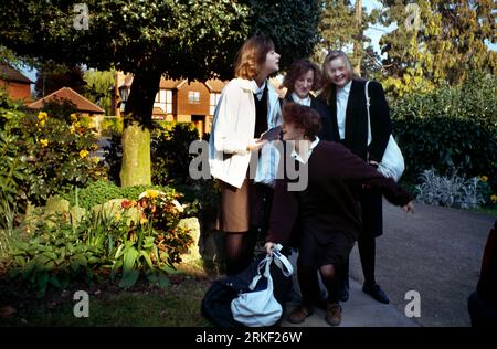 Portrait des adolescentes en uniforme scolaire sur leur chemin vers l'école Surrey Angleterre Banque D'Images