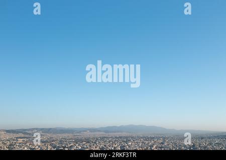 Athènes City Center Skyline : Architecture urbaine sous un vaste ciel bleu Banque D'Images