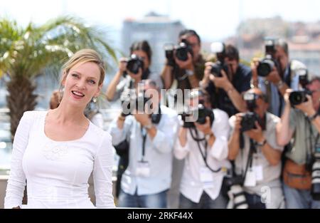 Bildnummer : 55338805 Datum : 11.05.2011 Copyright : imago/Xinhua (110511) -- CANNES, 11 mai 2011 (Xinhua) -- l'actrice américaine et membre du jury Uma Thurman assiste au photocall du jury au 64e Festival de Cannes, France, le 11 mai 2011. Le 64e Festival de Cannes se tiendra du 11 au 22 mai. (Xinhua/Gao Jing) (zcc) FRANCE-CANNES-FESTIVAL-MEMBRES DU JURY PUBLICATIONxNOTxINxCHN Kultur Entertainment People film 64. Internationale Filmfestspiele Cannes Photocall kbdig xsp xo0x 2011 quer Highlight premiumd Bildnummer 55338805 Date 11 05 2011 Copyright Imago XINHUA Cann Banque D'Images