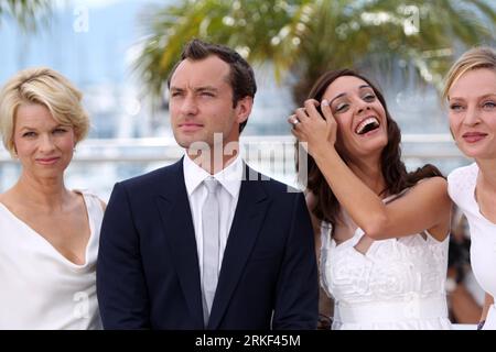 Bildnummer : 55338780 Datum : 11.05.2011 Copyright : imago/Xinhua (110511) -- CANNES, 11 mai 2011 (Xinhua) -- les membres du jury Linn Ullmann, Jude Law, Martina Gusman et Uma Thurman (de gauche à droite) posent pour des photos lors d'un photocall au 64e Festival de Cannes, France, le 11 mai 2011. Le 64e Festival de Cannes se déroule du 11 au 22 mai. (Xinhua/Gao Jing) (zw) FRANCE-CANNES-FILM FESTIVAL-MEMBRES DU JURY PUBLICATIONxNOTxINxCHN Kultur Entertainment People film 64. Internationale Filmfestspiele Cannes Filmpremiere Premiere kbdig xsp xo0x 2011 quer Highlight premiumd Bildnummer 55338780 Da Banque D'Images