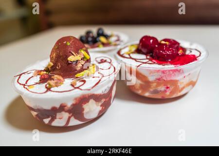 Bonbons délicieux à base de gâteaux à la crème avec une variété de saveurs - dessert rond à la crème au chocolat Banque D'Images